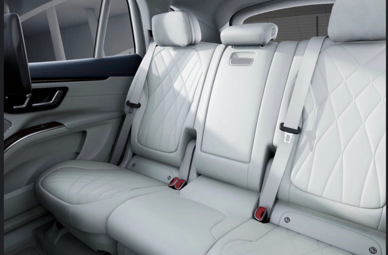 Mercedes-Benz EQS450+ salon overview